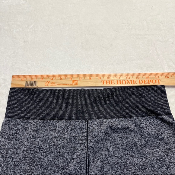 FABLETICS Women Cropped Capri Tight Leggings Seamless Black Gray Med/Large - Picture 6 of 10